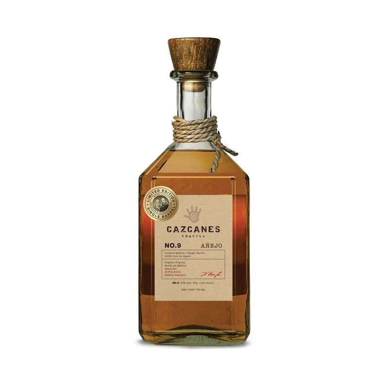 Bottle of Cazcanes Añejo Tequila 75cl – amber tequila in a refined bottle with a dark label and luxurious design.