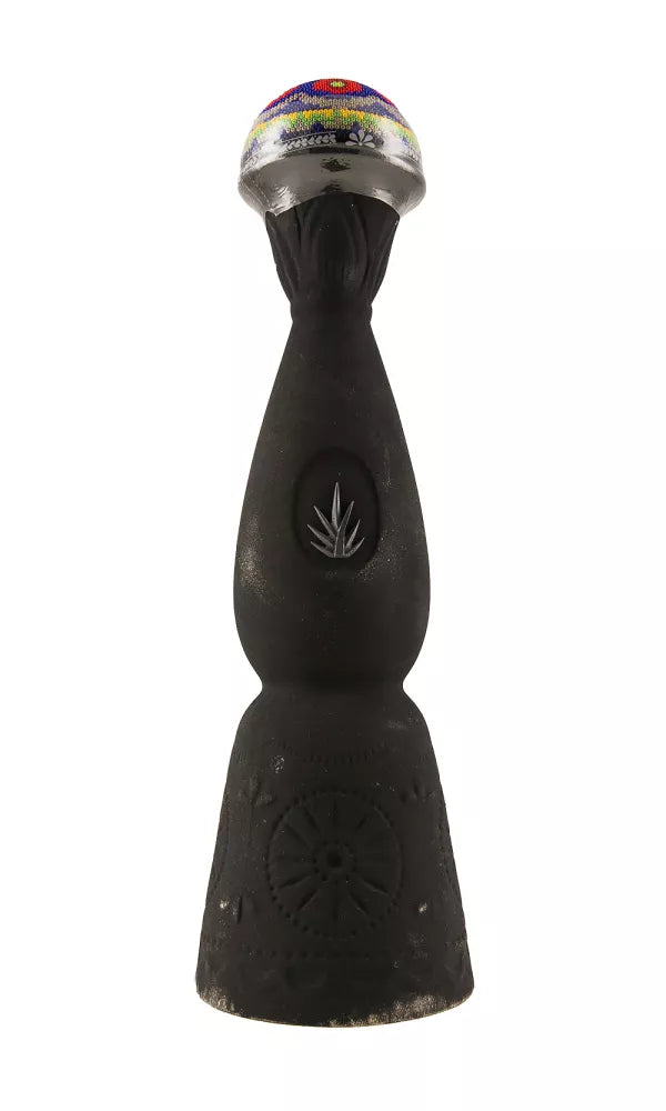 Clase Azul Mezcal Durango 70cl – smoky mezcal in a black, textured ceramic bottle with handcrafted detail.