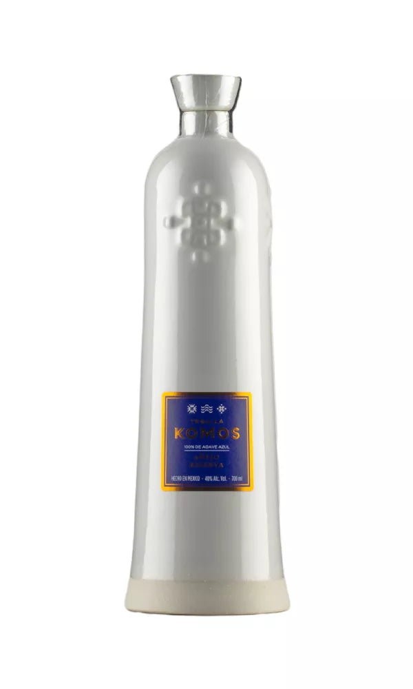 Komos Añejo Reserva Tequila 70cl – premium ceramic bottle with deep amber tequila, aged in multiple casks for complexity.